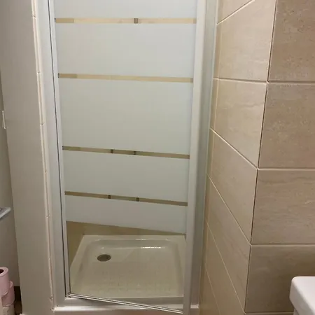 A Pres Du Pont Mirabeau Et Tour Eiffel