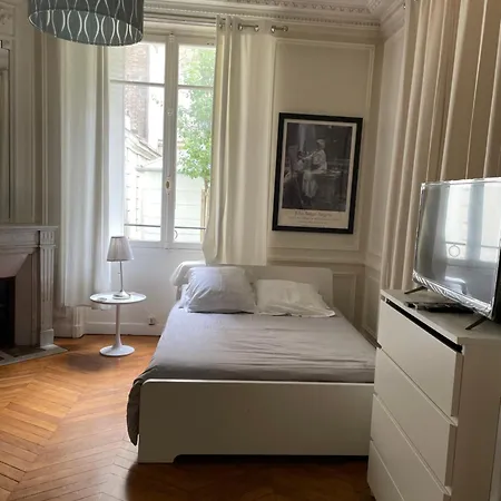 A Pres Du Pont Mirabeau Et Tour Eiffel Apartment *
