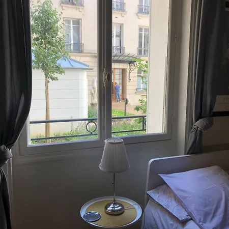 A Pres Du Pont Mirabeau Et Tour Eiffel Paris