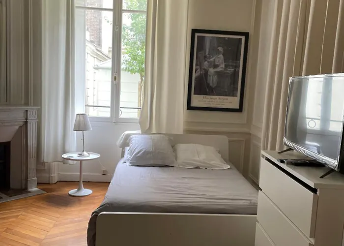 A Pres Du Pont Mirabeau Et Tour Eiffel Appartement *