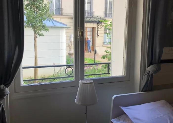 A Pres Du Pont Mirabeau Et Tour Eiffel Parijs
